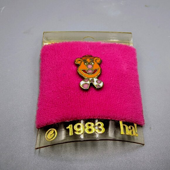 Muppets Fozzie Bear Face Pinback Lapel Pin Enamel Metal Vintage 1983 ha! - Picture 1 of 5